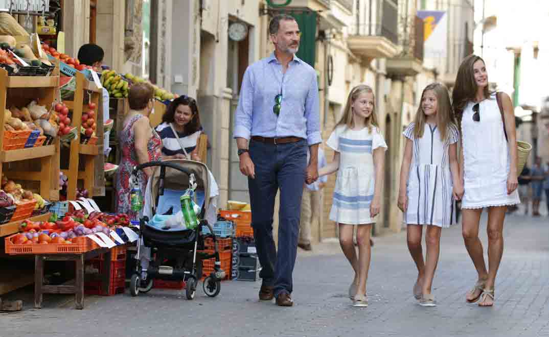 reyes de españa con sus hijas paseo por las calles de mallorca
