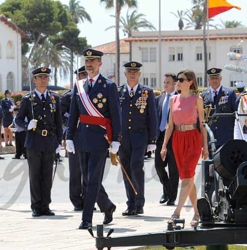 La reina Letizia espectacular en rosa y rojo