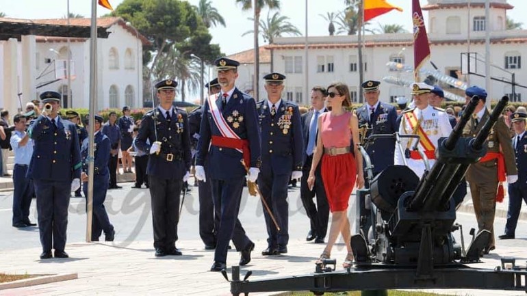 La reina Letizia espectacular en rosa y rojo
