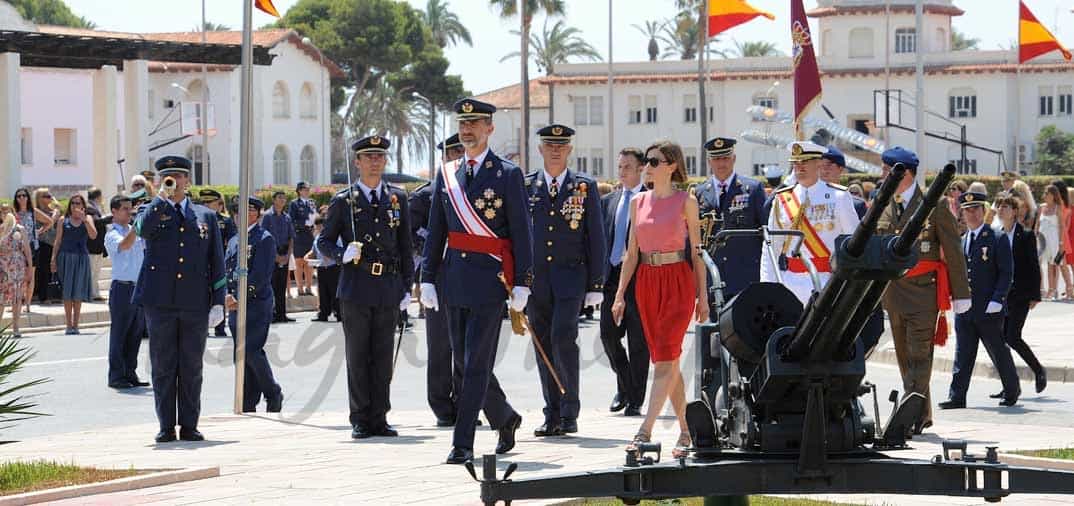 La reina Letizia espectacular en rosa y rojo