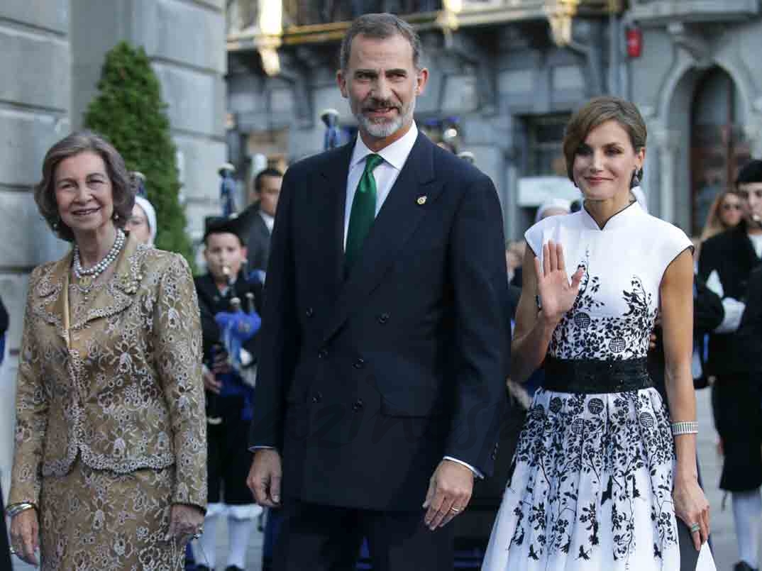 los reyes de españa llegan a los premios princesa de asturias