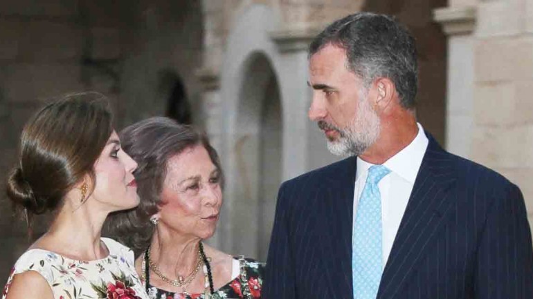 La reina Letizia estrena vestido en el Palacio de la Almudaina