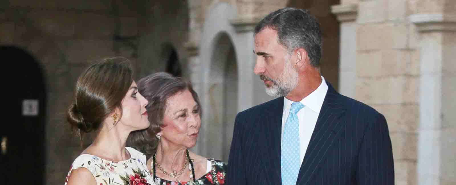 La reina Letizia estrena vestido en el Palacio de la Almudaina