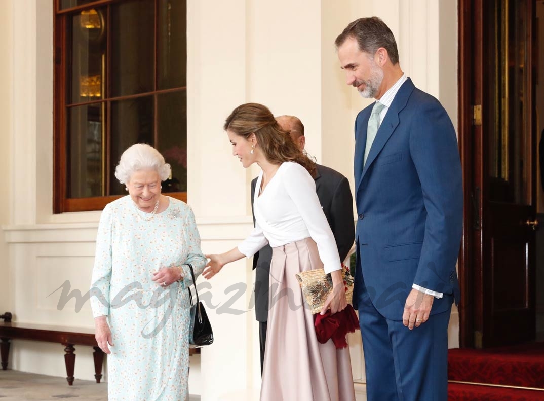 Los Reyes Felipe y Letizia se despiden de la Reina Isabel II de Inglaterra