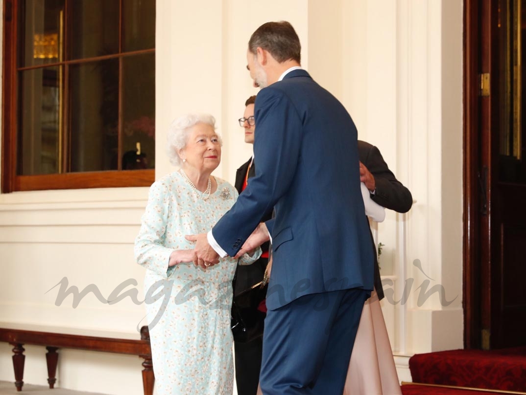 Los Reyes Felipe y Letizia se despiden de la Reina Isabel II de Inglaterra