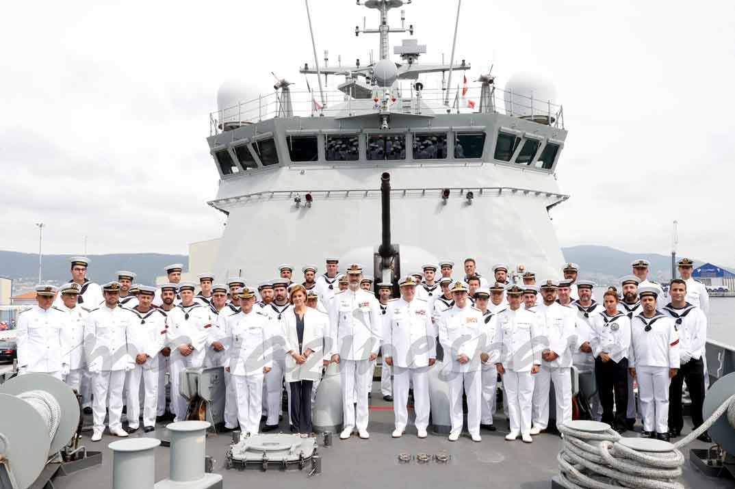 Los reyes don Felipe y don Juan Carlos con la dotación del Buque de Acción Marítma "Tornado" © Casa S.M. El Rey