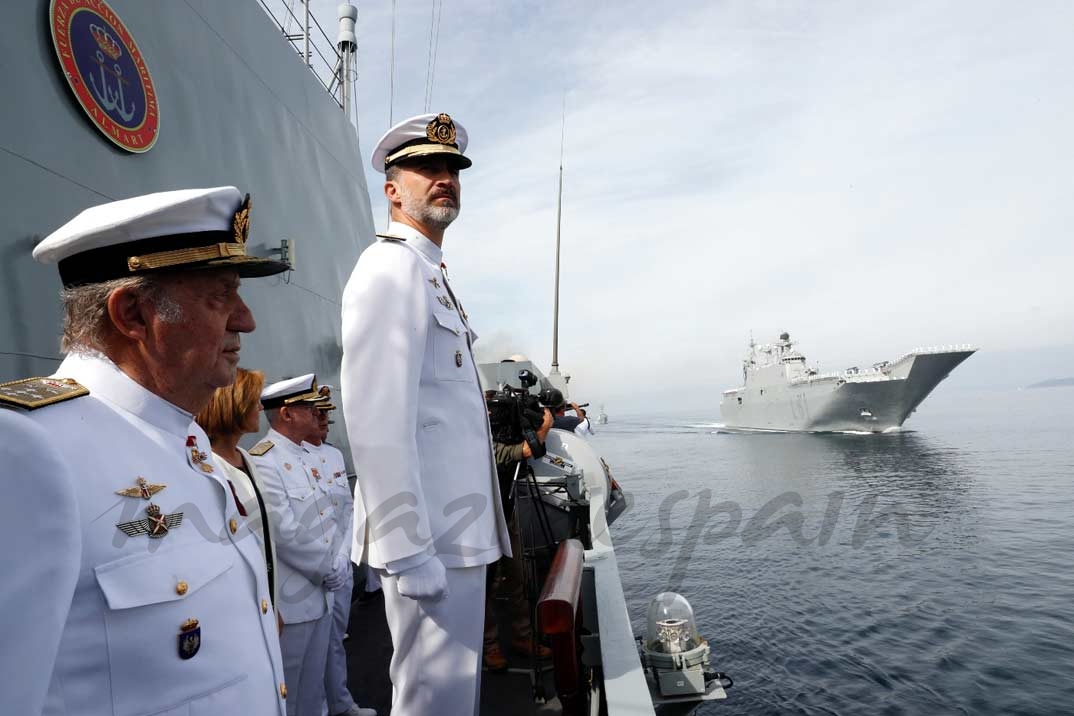 Su Majestad el Rey y Su Majestad el Rey Don Juan Carlos al inicio de la revista de las naves de la Armada © Casa S.M. El Rey