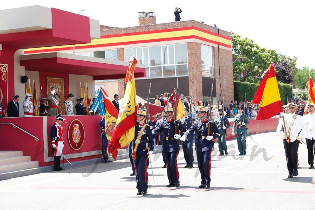 Sus Majestades los Reyes al paso de la Bandera y los Estandartes Nacionales © Casa S.M. El Rey