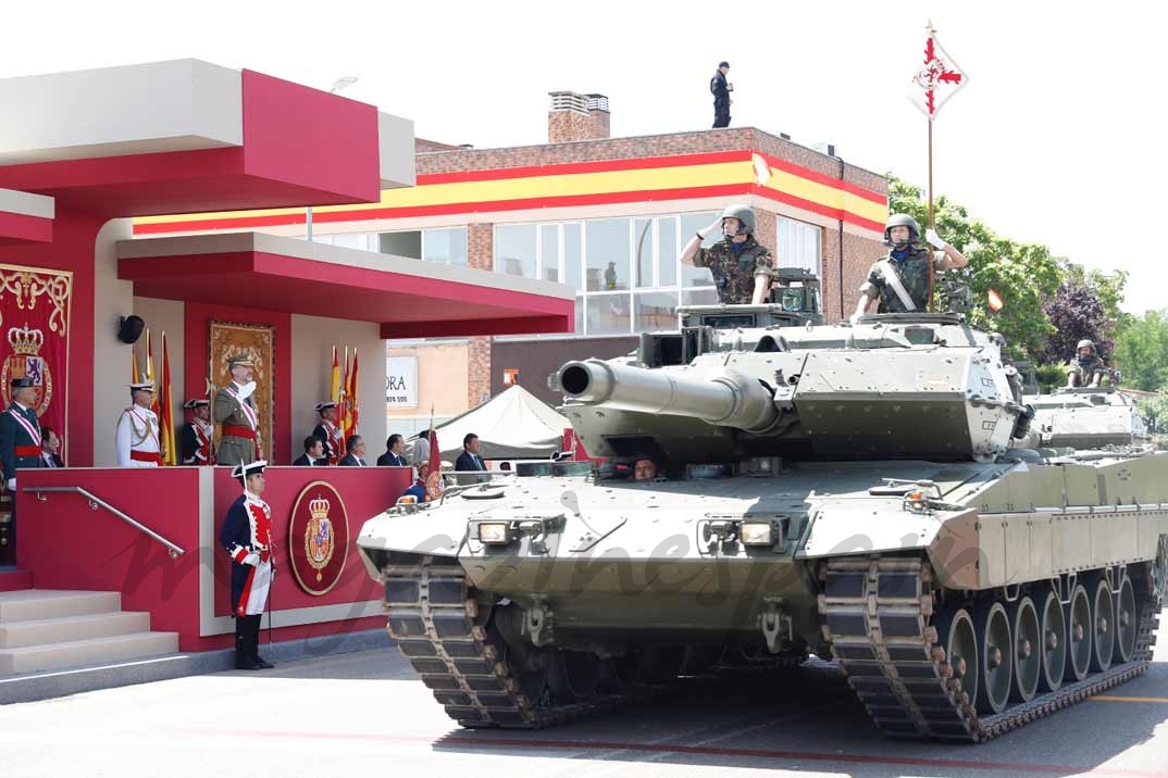 Sus Majestades los Reyes al paso de la unidad acorazada Leopardo del Ejército de Tierra © Casa S.M. El Rey