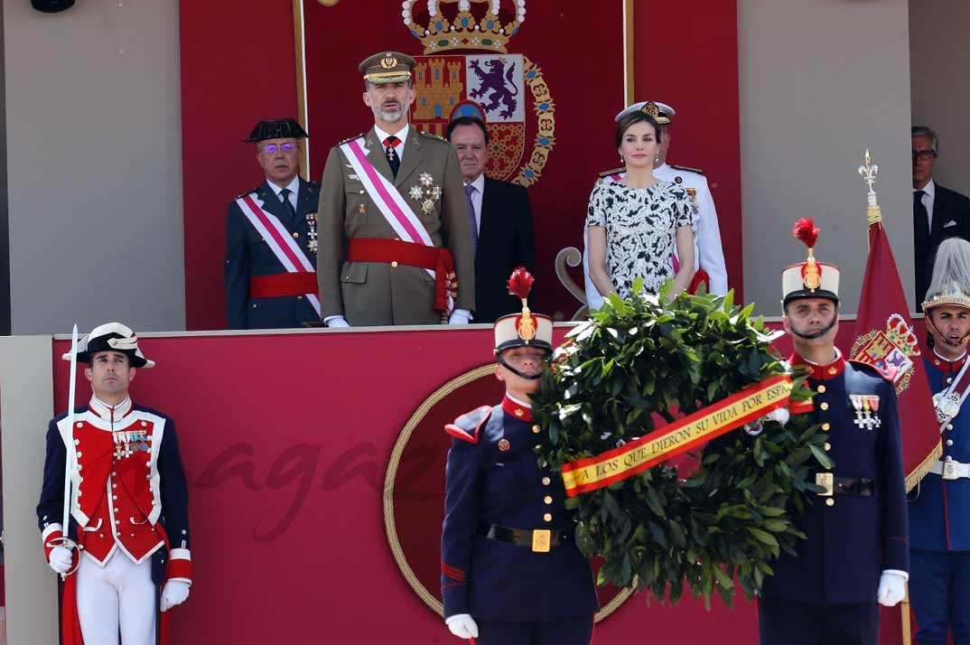 Sus Majestades los Reyes durante el movimiento de los Guiones y los porta Corona, a los acordes de "La muerte no es el final" © Casa S.M.El Rey