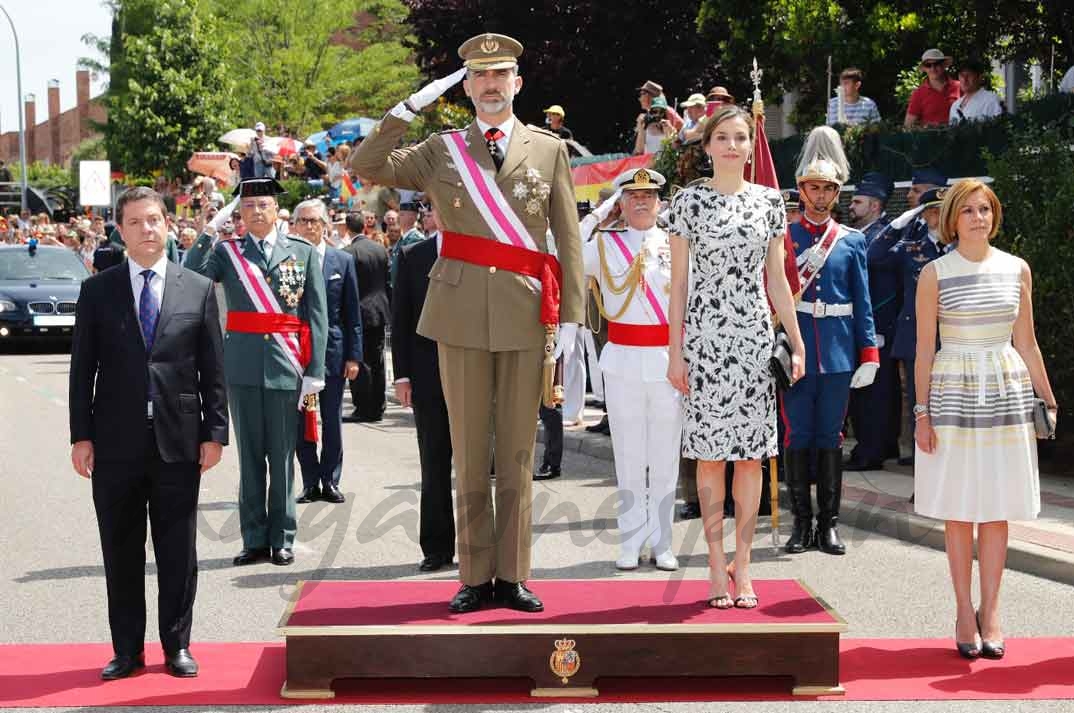 Sus Majestades los Reyes reciben honores a su llegada al acto © Casa S.M. El Rey