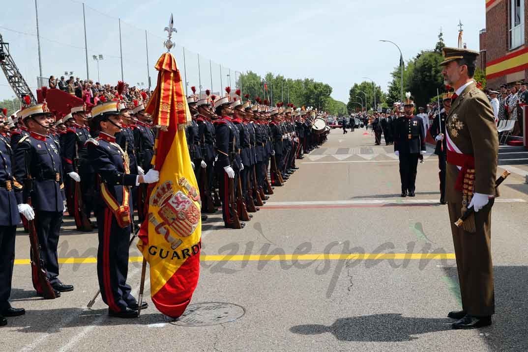 Su Majestad el Rey pasa revista a las tropas © Casa S.M. El Rey