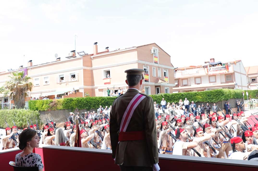 Sus Majestades los Reyes al paso de un Compañia de Regulares © Casa S.M. El Rey