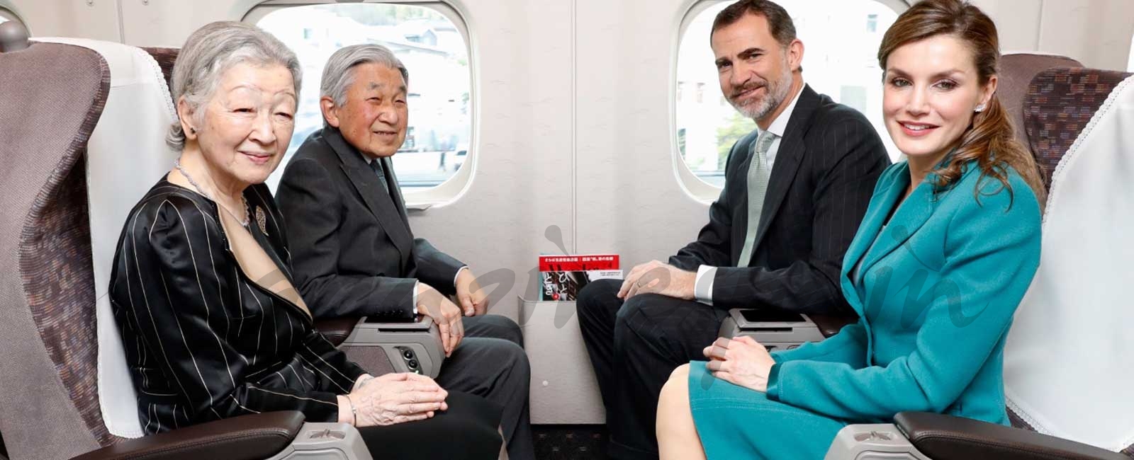 Sus Majestades los Reyes junto a los Emperadores de Japón, en la Estación Central de Tokio momentos antes de coger el Tren Bala © Casa S.M. El Rey