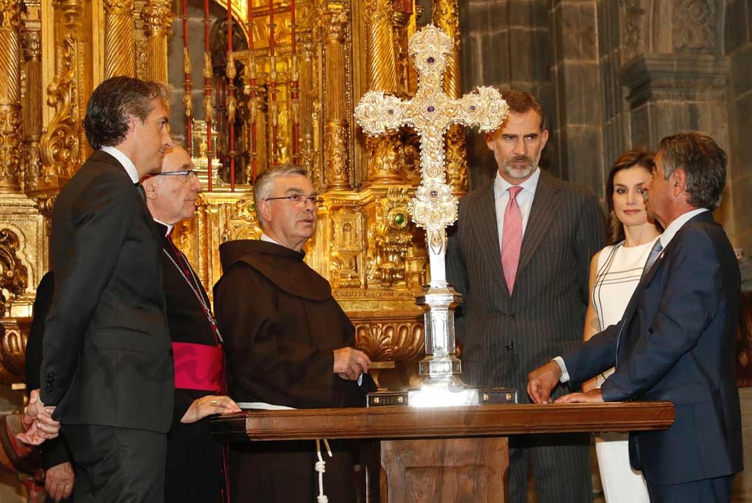 Los Reyes, en la Capilla, reciben explicaciones sobre el Lignum Crucis, fragmento más grande de la Santa Cruz que se conserva © Casa S.M. El Rey