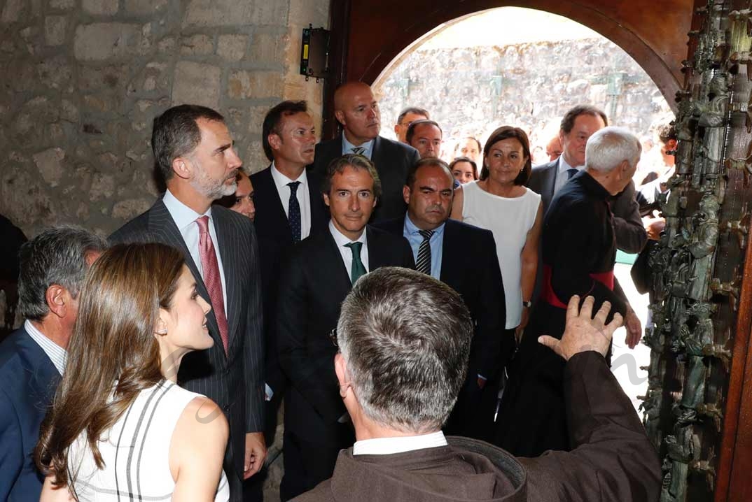 Don Felipe y Doña Letizia reciben las explicaciones sobre la Puerta del Perdón a cargo del padre guardián del Monasterio, Juan Manuel Núñez © Casa S.M. El Rey