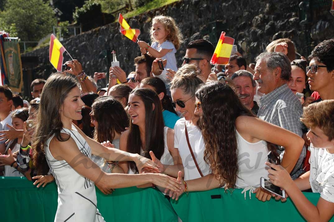 Doña Letizia con las personas que le esperaban a su llegada al Monasterio de Santo Toribio de Liébana © Casa S.M. El Rey