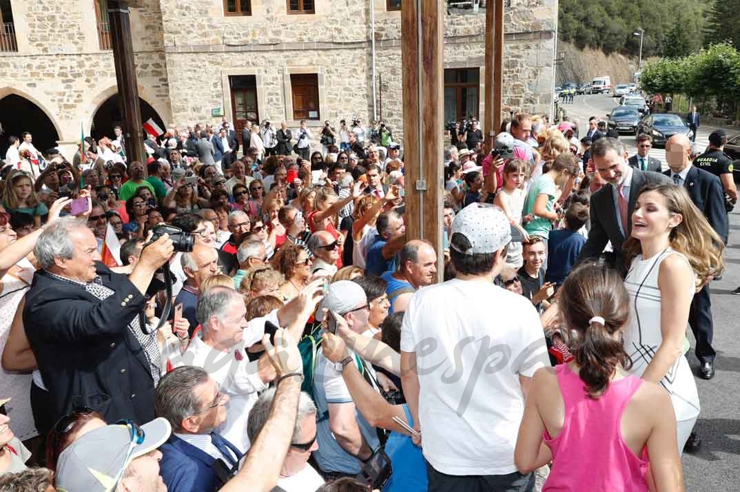 Don Felipe y Doña Letizia reciben el saludo de las personas que les esperaban a la término de la visita © Casa S.M. El Rey