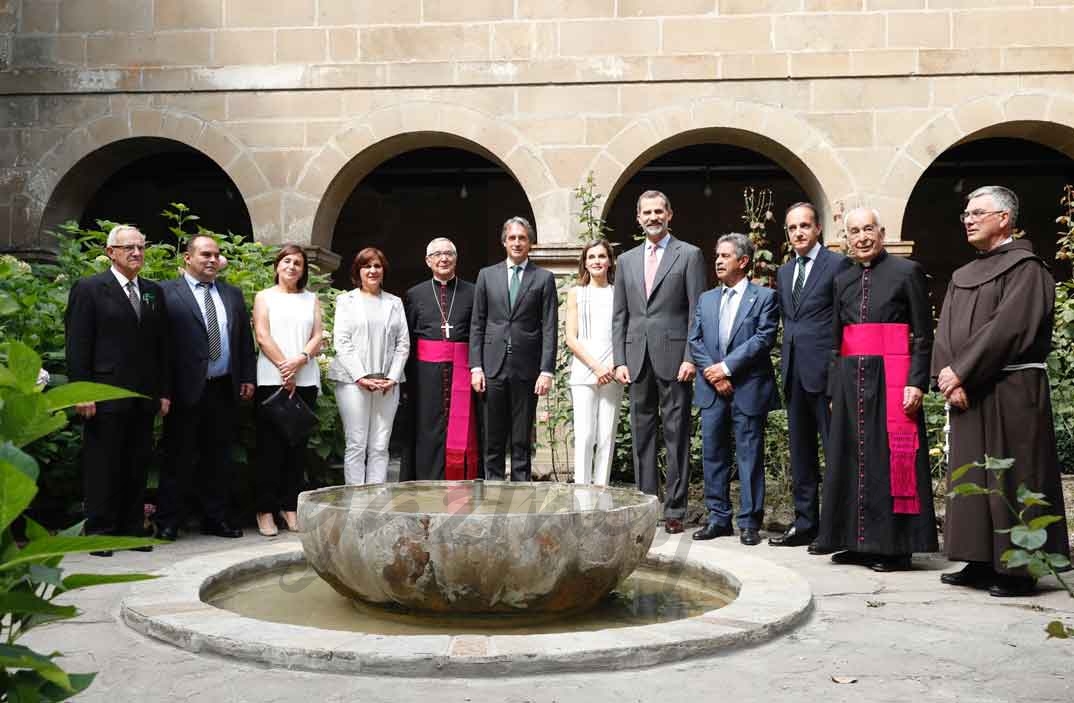 Los Reyes con las autoridades asistentes y con la comunidad religiosa del Monasterio de Santo Toribio de Liébana © Casa S.M. El Rey