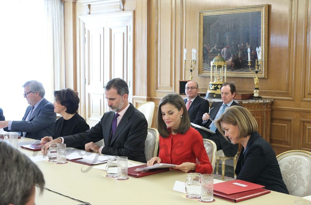 Los Reyes presiden la mesa de la reunión © Casa S.M. El Rey