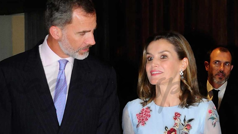 La reina Letizia se deja seducir, de nuevo, por el estampado floral