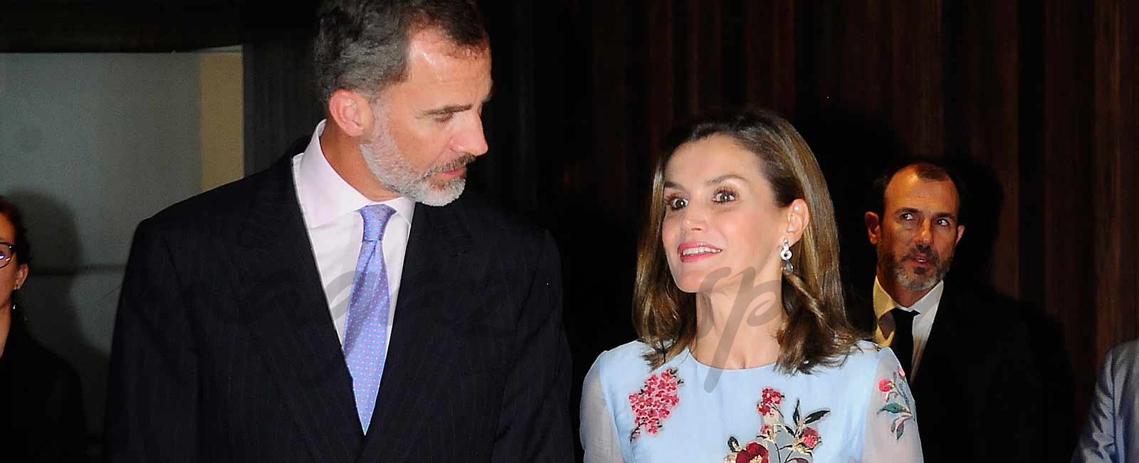 La reina Letizia se deja seducir, de nuevo, por el estampado floral