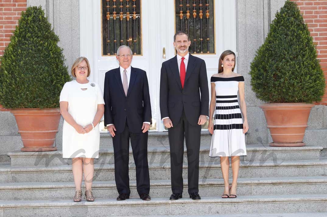 Los Reyes y el Presidente de la República del Perú, Pedro Pablo Kuczynski, y señora Nancy Lange, antes del almuerzo celebrado en el Palacio de La Zarzuela © Casa de S.M. el Rey