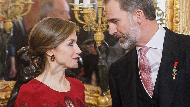 La reina Letizia apuesta, de nuevo, por el rojo