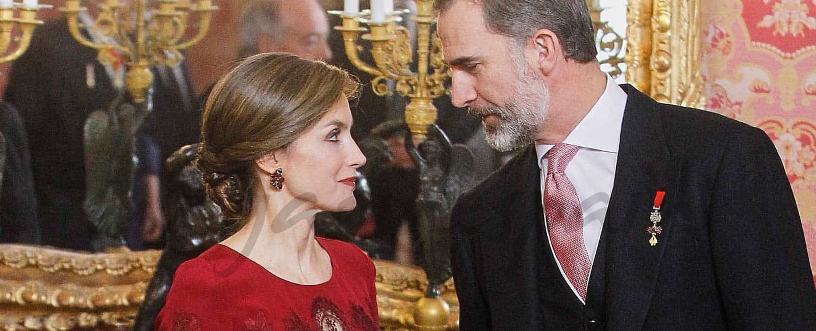 La reina Letizia apuesta, de nuevo, por el rojo