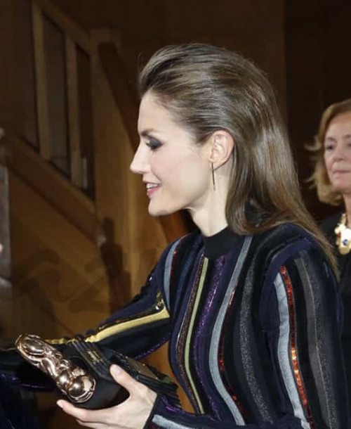 La reina Letizia apuesta por el efecto «semiwet»