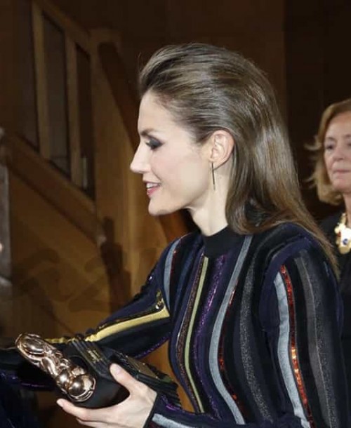 La reina Letizia apuesta por el efecto “semiwet”