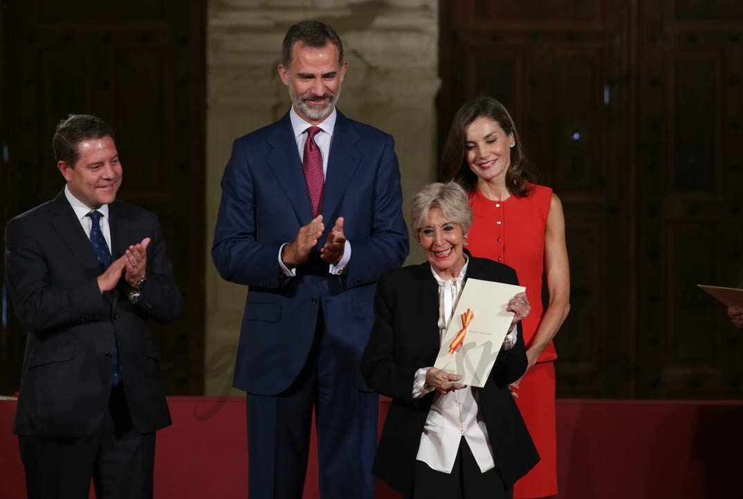 Los Reyes Premio Nacional de Teatro 2016 a Concepción Velasco Varona “Concha Velasco” © Casa S.M. El Rey