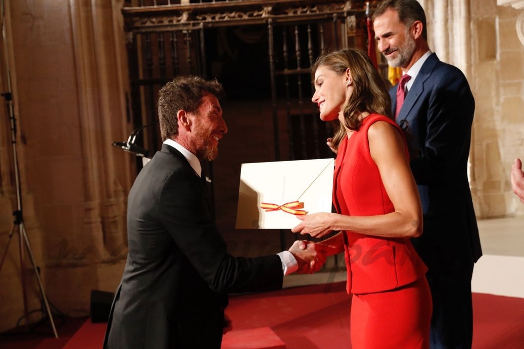 La Reina entrega el Premio Nacional de Televisión 2016 al programa “El Hormiguero”, recoge el premio Pablo Motos © Casa S.M. El Rey