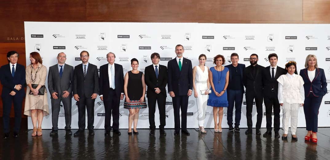 Fotografía de grupo de Sus Majestades los Reyes junto a las autoridades asistentes, participantes en los dialogos y los galardonados © Casa S.M. El Rey