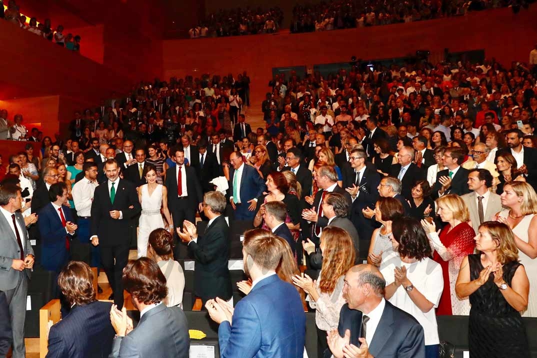 Los Reyes reciben un caluroso aplauso a su llegada a la Sala Montsalvatge del Auditorio-Palacio de Congresos de Girona © Casa S.M. El Rey