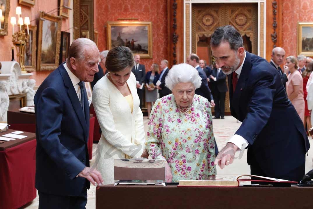 Los Reyes con la Reina de Inglaterra y el Duque de Edimburgo en la exposición "Royal Colection" en Buckingham Palace - Casa S.M. El Rey