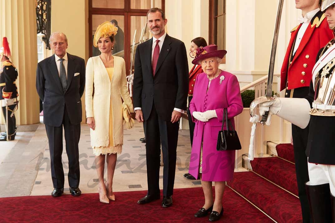 Los Reyes don Felipe y doña Letizia con la reina Isabel II de Inglaterra y el Duque de Edimburgo - Casa S.M. El Rey