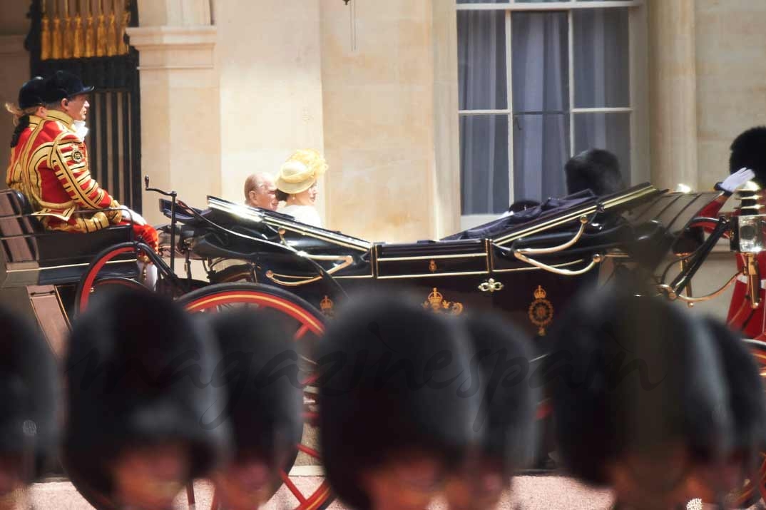 La Reina junto al Duque de Edimburgo llegan en un coche de caballos al Palacio de Buckingham - Casa S.M. El Rey