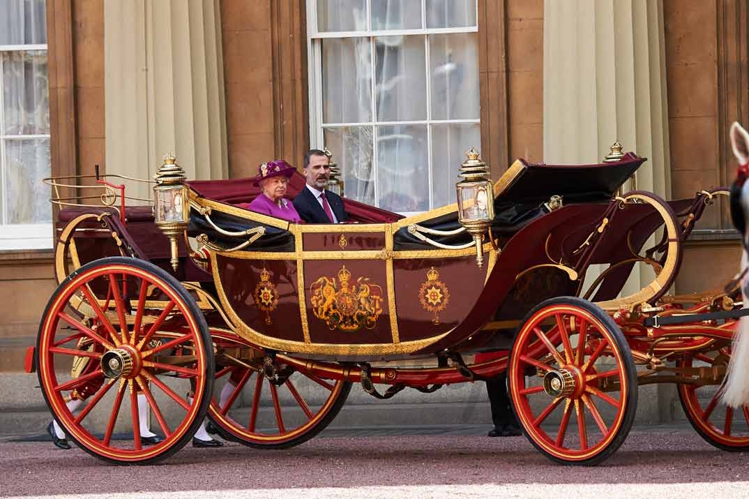 El Rey junto a la Reina de Inglaterra llegan en un coche de caballos al Palacio de Buckingham - Casa S.M. El Rey