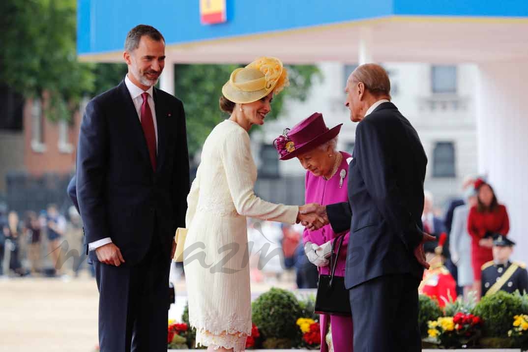 Los Reyes don Felipe y doña Letizia con la reina Isabel II de Inglaterra y el Duque de Edimburgo - Casa S.M. El Rey