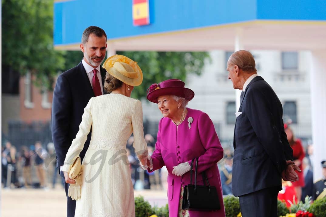 Los Reyes don Felipe y doña Letizia con la reina Isabel II de Inglaterra y el Duque de Edimburgo - Casa S.M. El Rey