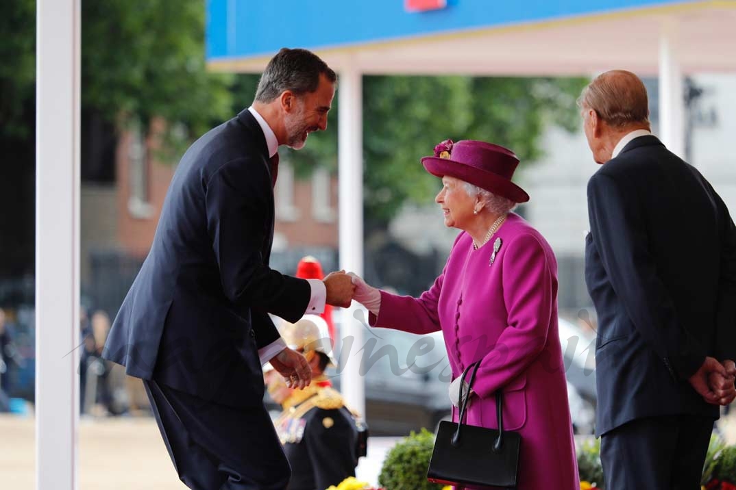 El Rey recibe el saludo de la reina Isabel II de Inglaterra - Casa S.M. El Rey