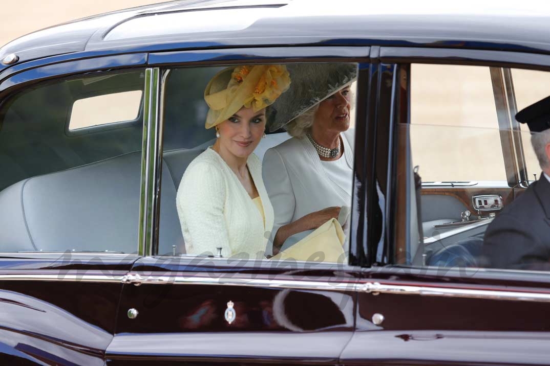 La Reina acompañada por la Duquesa de Cornualles a su llegada al Horse Guards Parade, donde fue recibida © Casa S.M. El Reyoficialmente por Su Majestad la Reina Isabel II