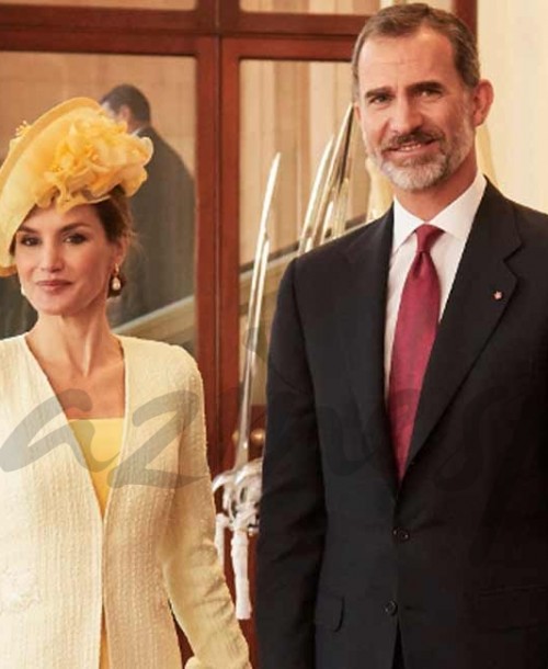 La reina Letizia elige el amarillo para su primer look en Reino Unido