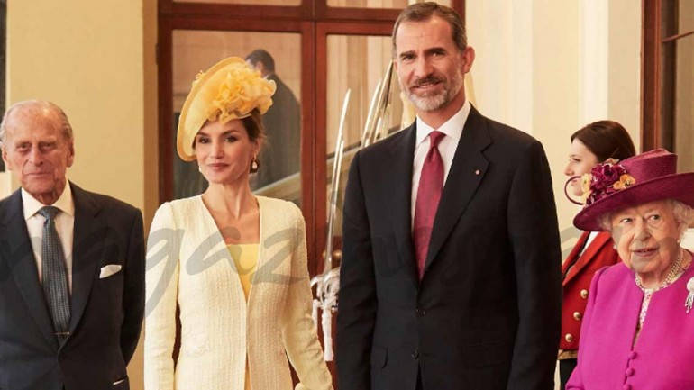 La reina Letizia elige el amarillo para su primer look en Reino Unido