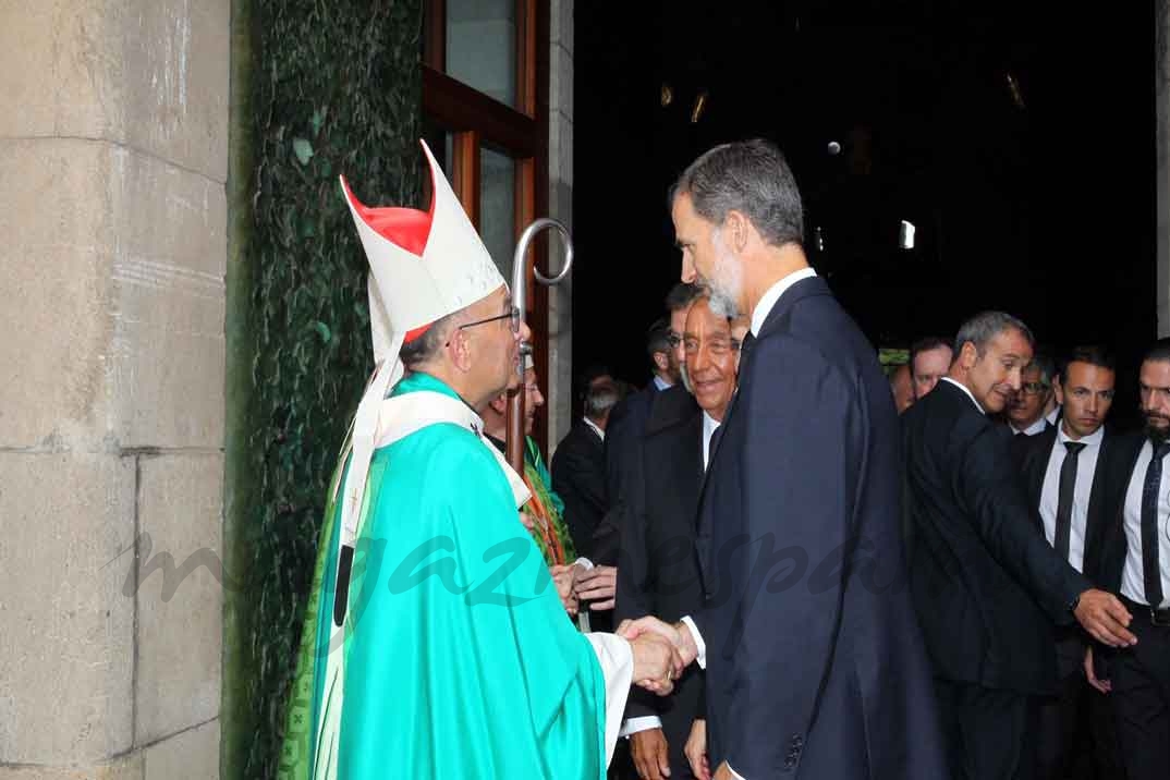 El cardenal arzobispo de Barcelona, Juan José Omella, despide a Sus Majestades los Reyes y el Presidente Rebelo de Sousa al finalizar al Eucaristía - Casa S.M. El Rey