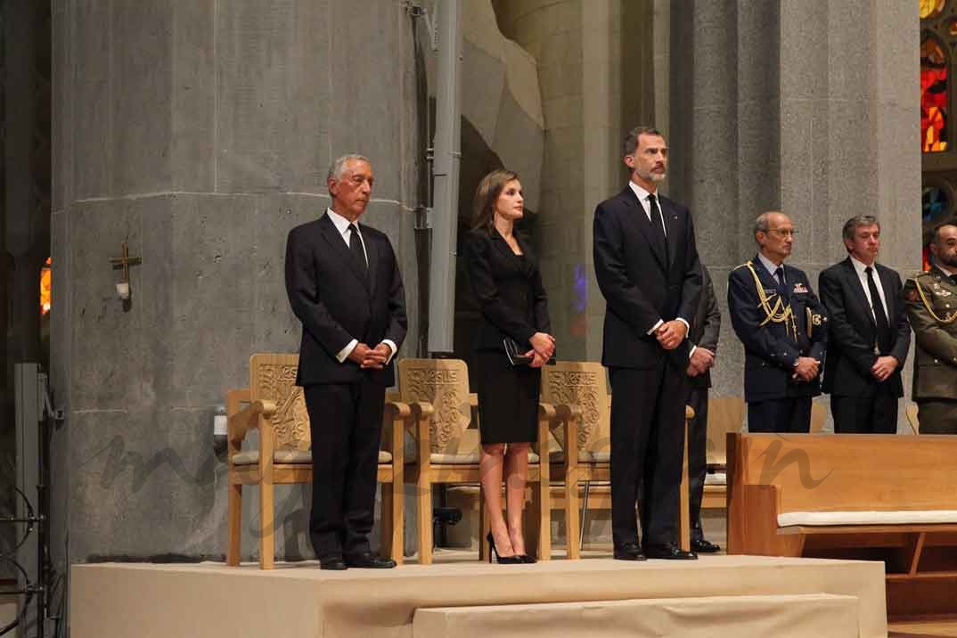 Los Reyes y el Presidente Rebelo de Sousa, en su lugar de honor en el Presbiterio de la Sagrada Familia - Casa S.M. El Rey