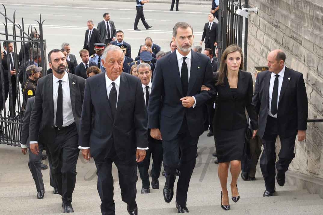 Los Reyes y el Presidente Rebelo de Sousa acceden a la Sagrada Familia - Casa S.M. El Rey