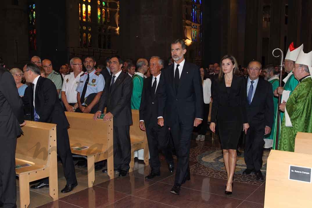 Los Reyes y el Presidente Rebelo de Sousa encabezan la procesión en el interior de la Sagrada Familia y se dirigen a su lugar de honor en el Prebiterio - Casa S.M. El Rey