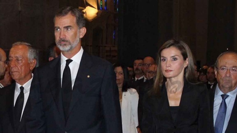 Los Reyes asisten a la misa en memoria de las víctimas de los atentados en la Sagrada Familia